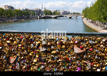 Parigi, Francia - 4 AGOSTO 2014: l'amore si blocca sul Pont des Arts a Parigi il 4 agosto 2014. La Torre Eiffel può essere visto Foto Stock