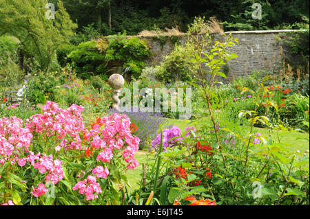 Meridiana nel mezzo di un giardino murato a Hartland Abbey, tra Bideford e Bude,sulla costa del North Devon, Inghilterra, Regno Unito Foto Stock