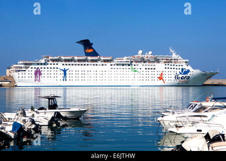 MS Grand Holiday una vacanza classe nave da crociera di proprietà di crociere Ibero ancorata a Civitavecchia vicino Roma Italia Foto Stock