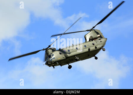 Dunsfold, Surrey, Regno Unito. 24 Agosto, 2014. Le immagini mostrano l'Air Show di ali e le ruote, presso l'aerodromo di Dunsfold (casa della BBC Top Gear), Guildford, Surrey. I visitatori di aerodromo Dunsfold sono trattati a mozzafiato 5 ora visualizza aria che hanno precedentemente inclusi preferiti; le frecce rosse, BBMF, le lame, Team Breitling Wingwalkers e l'Avro Vulcan, accompagnato da spiritoso e ben informato il commento da esperti di aviazione e visualizzare i piloti. Credito: Oliver Dixon/Alamy Live News Foto Stock