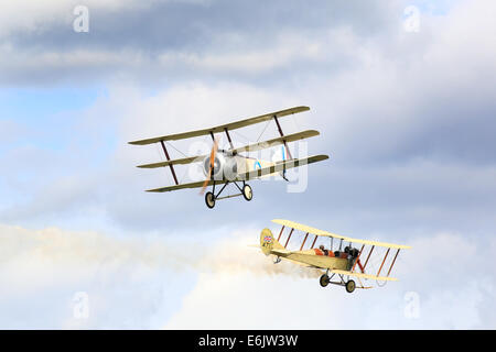 Dunsfold, Surrey, Regno Unito. 24 Agosto, 2014. Le immagini mostrano l'Air Show di ali e le ruote, presso l'aerodromo di Dunsfold (casa della BBC Top Gear), Guildford, Surrey. I visitatori di aerodromo Dunsfold sono trattati a mozzafiato 5 ora visualizza aria che hanno precedentemente inclusi preferiti; le frecce rosse, BBMF, le lame, Team Breitling Wingwalkers e l'Avro Vulcan, accompagnato da spiritoso e ben informato il commento da esperti di aviazione e visualizzare i piloti. Credito: Oliver Dixon/Alamy Live News Foto Stock