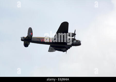 Dunsfold, Surrey, Regno Unito. 24 Agosto, 2014. Le immagini mostrano l'Air Show di ali e le ruote, presso l'aerodromo di Dunsfold (casa della BBC Top Gear), Guildford, Surrey. I visitatori di aerodromo Dunsfold sono trattati a mozzafiato 5 ora visualizza aria che hanno precedentemente inclusi preferiti; le frecce rosse, BBMF, le lame, Team Breitling Wingwalkers e l'Avro Vulcan, accompagnato da spiritoso e ben informato il commento da esperti di aviazione e visualizzare i piloti. Credito: Oliver Dixon/Alamy Live News Foto Stock