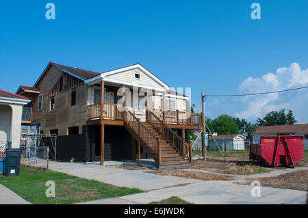 I residenti di ricostruire, la demolizione di case e di vendere le loro terre o rifiutare di tornare al 9Ward dopo l uragano Katrina nella Nuova Orlean Foto Stock