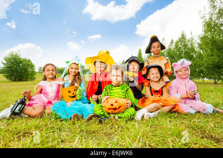 Bambini sorridenti in costumi di Halloween insieme Foto Stock