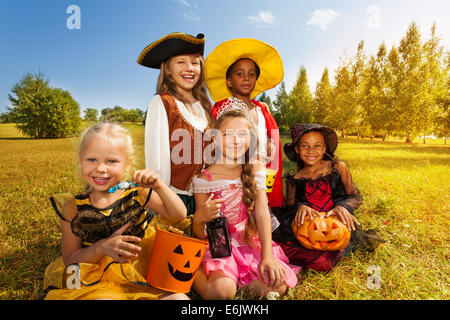 Multinazionale di bambini in costumi di Halloween Foto Stock