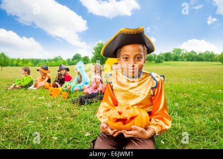 Sorridente ragazzo africano in costume pirata e zucca Foto Stock