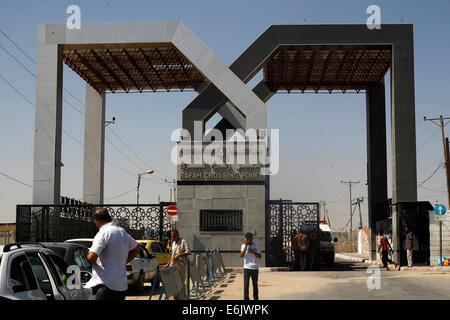 Il cancello principale del valico di Rafah border, a seguito di un attacco aereo israeliano, che ha colpito la partenza lounge di Rafah border crossing sul lato palestinese seguenti incursioni aeree israeliane nel sud della striscia di Gaza. Foto Stock