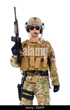 Soldato con il fucile da cecchino o su sfondo bianco Foto Stock