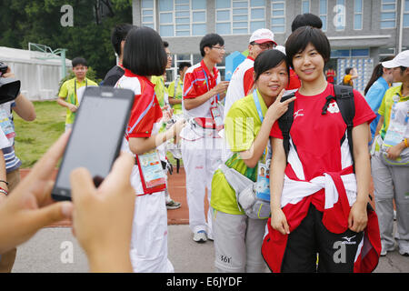 Karin Miyawaki (JPN), la cultura e l'istruzione del programma (CEP), 25 agosto 2014 : scherma giapponese player Karin Miyawaki pone con un volontario a atleta del villaggio in Nanjing, Cina. Gli atleti giapponesi hanno partecipato la cultura e l'istruzione del programma (CEP) sperimentando una canoa durante l'estate 2014 Olimpiadi della Gioventù. © Yusuke Nakanishi AFLO/sport/Alamy Live News Foto Stock