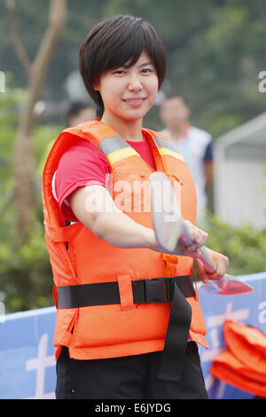 Karin Miyawaki (JPN), la cultura e l'istruzione del programma (CEP), 25 agosto 2014 : scherma giapponese player Karin Miyawaki esperienze una canoa a atleta del villaggio in Nanjing, Cina. Gli atleti giapponesi hanno partecipato la cultura e l'istruzione del programma (CEP) durante l'estate 2014 Olimpiadi della Gioventù. © Yusuke Nakanishi AFLO/sport/Alamy Live News Foto Stock