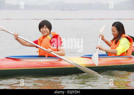 Karin Miyawaki (JPN), la cultura e l'istruzione del programma (CEP), 25 agosto 2014 : scherma giapponese player Karin Miyawaki esperienze una canoa a atleta del villaggio in Nanjing, Cina. Gli atleti giapponesi hanno partecipato la cultura e l'istruzione del programma (CEP) durante l'estate 2014 Olimpiadi della Gioventù. © Yusuke Nakanishi AFLO/sport/Alamy Live News Foto Stock