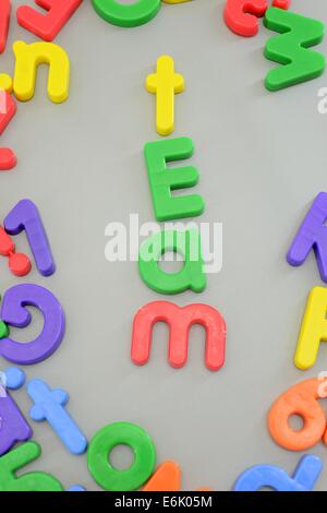 Un'immagine ravvicinata di lettere magnetiche Foto Stock
