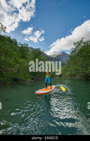 Stand Up Paddle boarding lungo il fiume Rauma in Romsdal, Norvegia Foto Stock