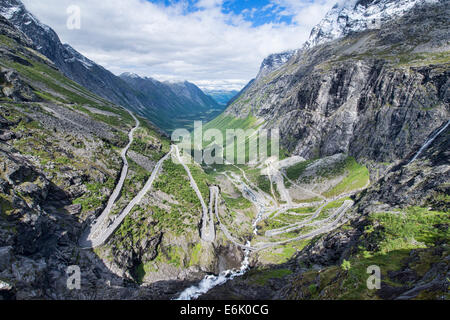 L'avvolgimento Trollstigen nazionale itinerario turistico sulle montagne in Norvegia Foto Stock