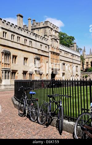 Biciclette appoggiata contro le ringhiere in corrispondenza del lato di Radcliffe Camera con Brasenose College per la parte posteriore, Oxford, Inghilterra, Regno Unito. Foto Stock