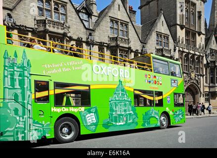 Green open sormontato Oxford tour bus lungo High Street, Oxford, Oxfordshire, Inghilterra, Regno Unito, Europa occidentale. Foto Stock