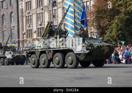 Kiev, Ucraina - 24 ago 2014. Parata militare per l'indipendenza ucraina giorno Foto Stock