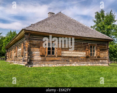 Il vecchio stile cottage di legno con persiane alle finestre Foto Stock