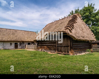 Tipico stile vecchia cascina polacco con tetti di paglia Foto Stock