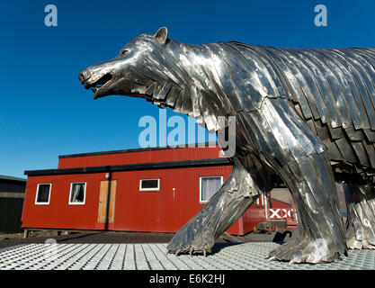 La scultura di un orso polare, Longyearbyen, Spitsbergen, arcipelago delle Svalbard Isole Svalbard e Jan Mayen, Norvegia Foto Stock