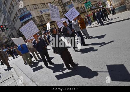 La Paz in Bolivia. 25 Ago, 2014. Pensionati uomini tenere una manifestazione di protesta a La Paz, Bolivia, su agosto 25, 2014. © Jorge Mamani/ABI/Xinhua/Alamy Live News Foto Stock