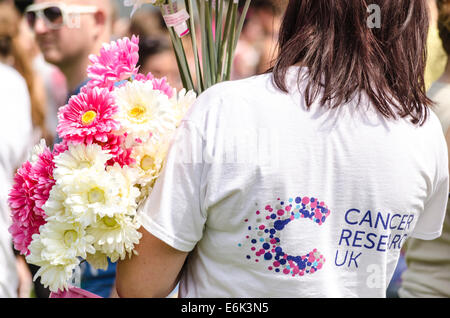 Venditore di fiori in gara per la vita caso UK 2014 Foto Stock