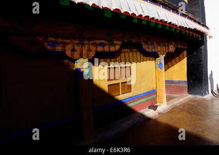 Facciata colorata nel tempio tibetano Foto Stock