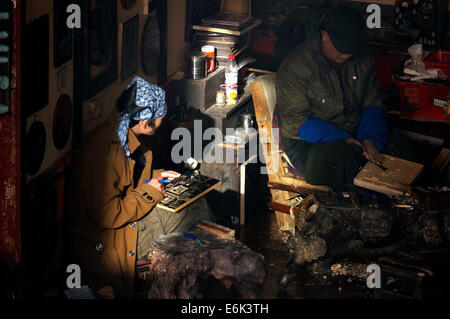 Gli scultori stanno lavorando in negozio vecchio, tradesman,tradizionale, Foto Stock