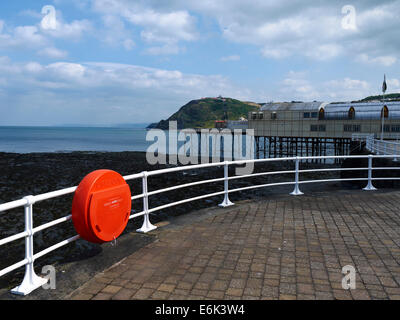 Salvagente sul lungomare con Royal Pier e Constitution Hill in Aberystwyth Ceredigion REGNO UNITO Galles Foto Stock