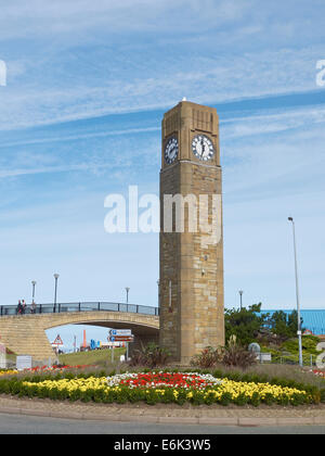 La torre dell orologio sul lungomare di Rhyl Wales UK Foto Stock