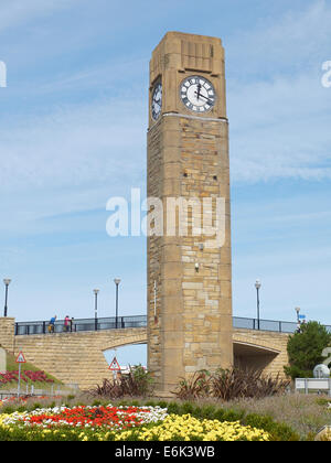 La torre dell orologio sul lungomare di Rhyl Wales UK Foto Stock