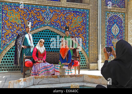 Matrimonio coppie aventi le loro foto scattate in costume tradizionale, Golestan Palace, dichiarato patrimonio culturale mondiale dall'UNESCO, Teheran Foto Stock