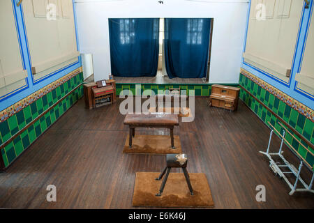 Ex sport e sala riunioni in un diamante abbandonato insediamento dei minatori, Kolmanskop, ǁKaras, Namibia Foto Stock