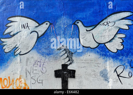 Colombe della pace su di un pezzo rimanente del muro di Berlino, la pittura di Rosemarie Schinzler, Galleria sul lato orientale Berlino-friedrichshain Foto Stock