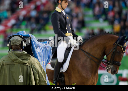 World Equestrian Games 2014 dressage team a Caen, Francia, 26 agosto 2014. Un cameraman di film italiani Leonardo equestre Tiozzo sul suo cavallo " Randon'. Foto: ROLF VENNENBERND/DPA Foto Stock