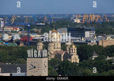 La chiesa russo-ortodossa Natività di Cristo Cattedrale, Torre dell'orologio della principale stazione ferroviaria, gru portuali, vista dall'alto Foto Stock