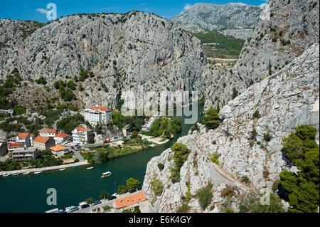 Fiume Cetina o Zetina sul fiume Cetina Gorge, Omiš, Dalmazia, Croazia Foto Stock