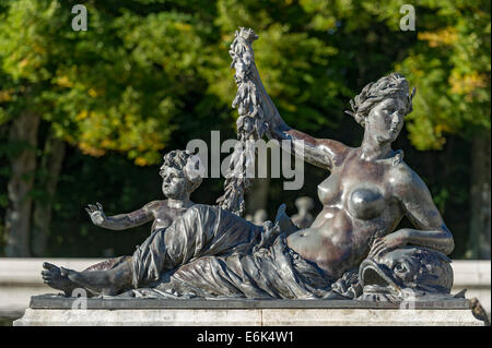 Figure mitologiche Statua fontana presso la fontana in piscina il parterre d'acqua, il Palazzo Herrenchiemsee, Herrenchiemsee, Chiemsee Foto Stock