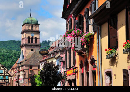 Case sulla Rue du Général de Gaulle di fronte alla chiesa di Sainte-Croix, Kaysersberg, Alsazia, Haut-Rhin, Francia Foto Stock