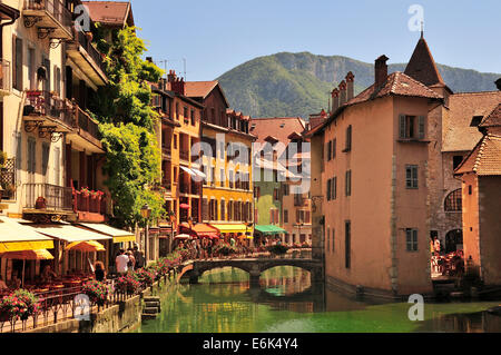 Ponte sul fiume Thiou nella città vecchia, Annecy, Haute-Savoie, Regione Rhône-Alpes, in Francia Foto Stock