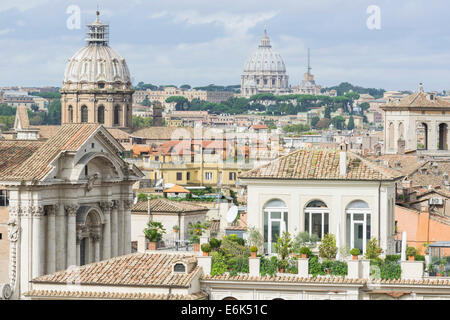 Vista della Basilica di San Pietro dal caffè dei Musei Capitolini, Roma, Lazio, Italia Foto Stock