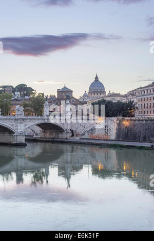 Vista della Basilica di San Pietro vista dal Ponte Sant'Angelo, il Tevere in primo piano, Roma, Lazio, Italia Foto Stock