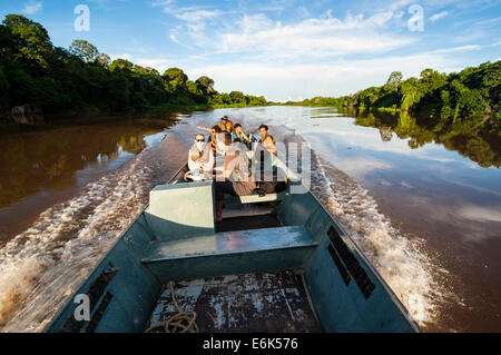 I turisti su una barca, Pantanal, Sito Patrimonio Mondiale dell'UNESCO, Mato Grosso do Sul, Brasile Foto Stock