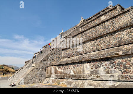 I turisti salendo la Piramide della Luna, a Plaza de la Luna, Sito Patrimonio Mondiale dell'UNESCO sito archeologico di Teotihuacan Foto Stock