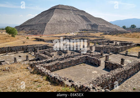 La piramide del Sol o Piramide del sole, con resti di edifici ausiliari, Sito Patrimonio Mondiale dell'UNESCO sito archeologico di Foto Stock