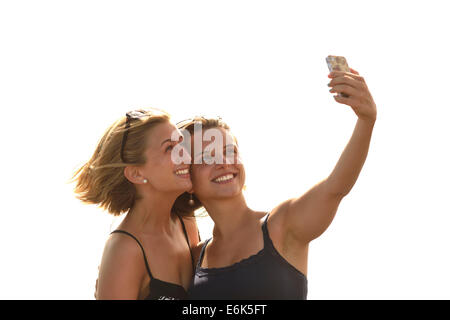 Selfie, due giovani donne che prendono un autoritratto con un telefono cellulare, Lanzarote, Isole Canarie, Spagna Foto Stock