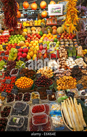 Stallo del mercato vendono frutti esotici, frutti, funghi e ortaggi, vecchio mercato del sale, Mercat de La Boqueria Foto Stock