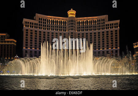 Bellagio Hotel and Casino con dancing fontana acqua mostra di notte, Las Vegas, Nevada, STATI UNITI D'AMERICA Foto Stock