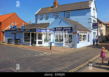 Una vista di Mary Janes Pesce e Patatine shop nella località balneare di Cromer, Norfolk, Inghilterra, Regno Unito. Foto Stock