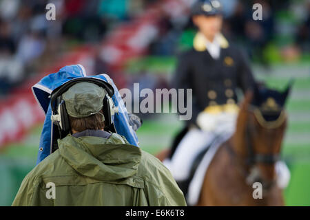 Caen, Francia. 26 Ago, 2014. World Equestrian Games 2014 dressage team a Caen, Francia, 26 agosto 2014. Un cameraman di film italiani Leonardo equestre Tiozzo sul suo cavallo " Randon'. Foto: ROLF VENNENBERND/DPA/Alamy Live News Foto Stock